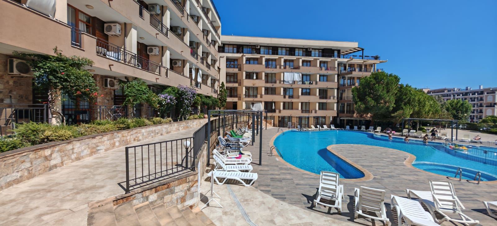 Doskonała okazja w Świętym Własie – umeblowany przestronny apartament z jedną sypialnią blisko plaży