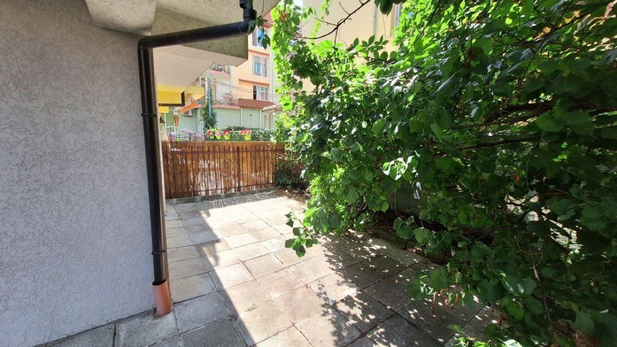 Bez opłaty za utrzymanie – studio na parterze z prywatnym ogrodem 200 m od Południowej Plaży w Rawdzie