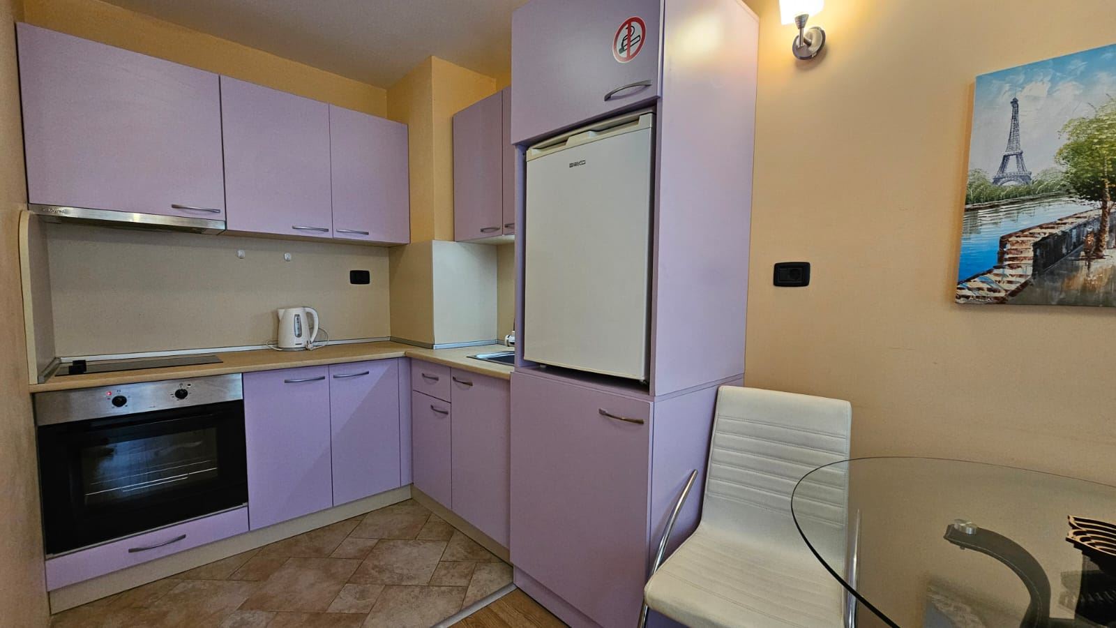 Przytulny i stylowo umeblowany apartament z jedną sypialnią i częściowym widokiem na morze