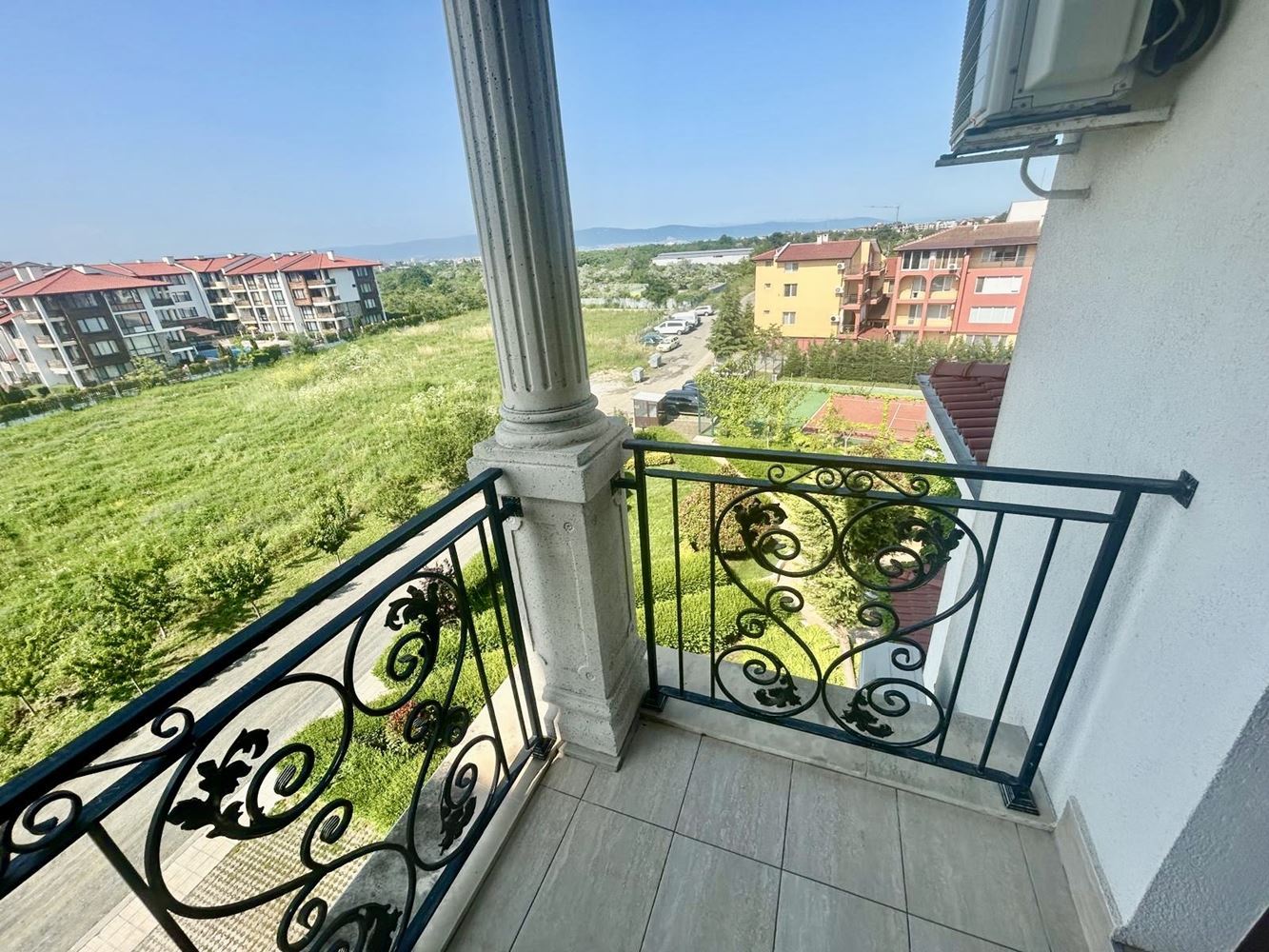 Przestronny trzypokojowy apartament z panoramicznym widokiem na morze w prestiżowym kompleksie w Nesebyrze – komfort, przestrzeń i imponujące widoki