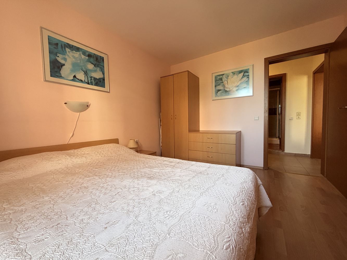 Apartament w absolutnie pierwszej linii w Świętym Własie! Przestronny apartament z jedną sypialnią z pięknym widokiem na morze
