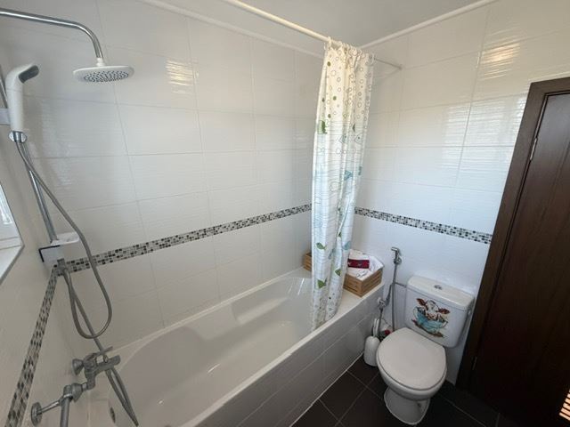 Przestronny apartament z 2 sypialniami w pierwszej linii brzegowej z frontalnym panoramicznym widokiem na morze