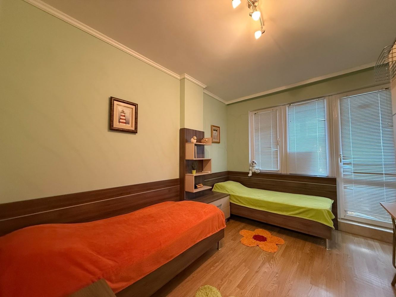 Duże mieszkanie z dwiema sypialniami naprzeciwko Sanatorium w Pomorie – trzy tarasy, garderoba i dwie łazienki