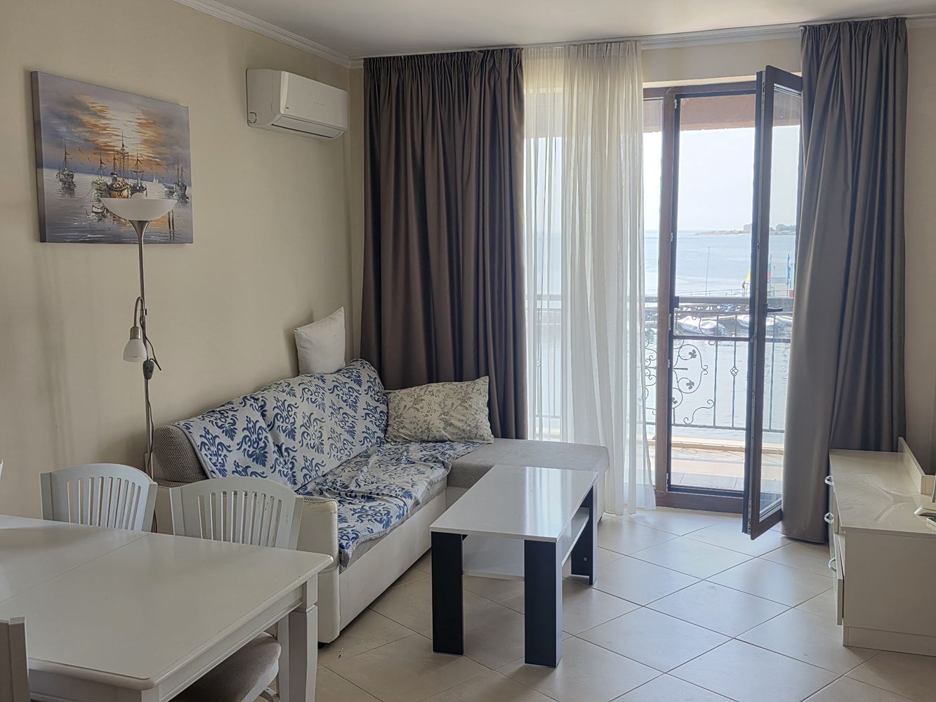 Apartament z jedną sypialnią w pierwszej linii z frontalnym widokiem na morze w Nessebarze