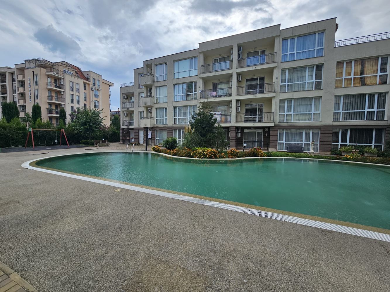Apartament z jedną sypialnią wśród zieleni, w kompleksie z basenem i placem zabaw