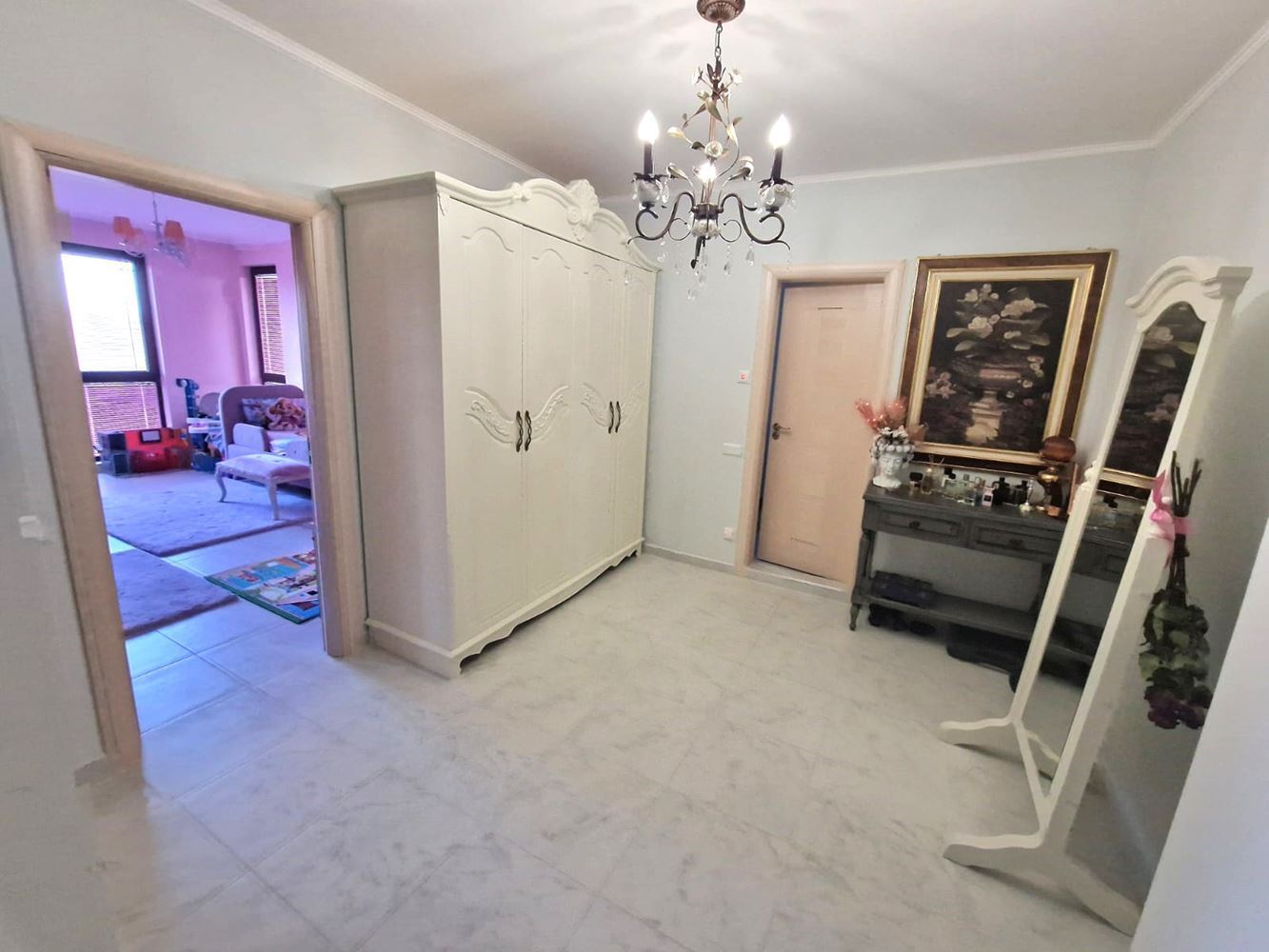 Ekskluzywny apartament z trzema sypialniami – najwyższy standard życia i dyskretny luksus