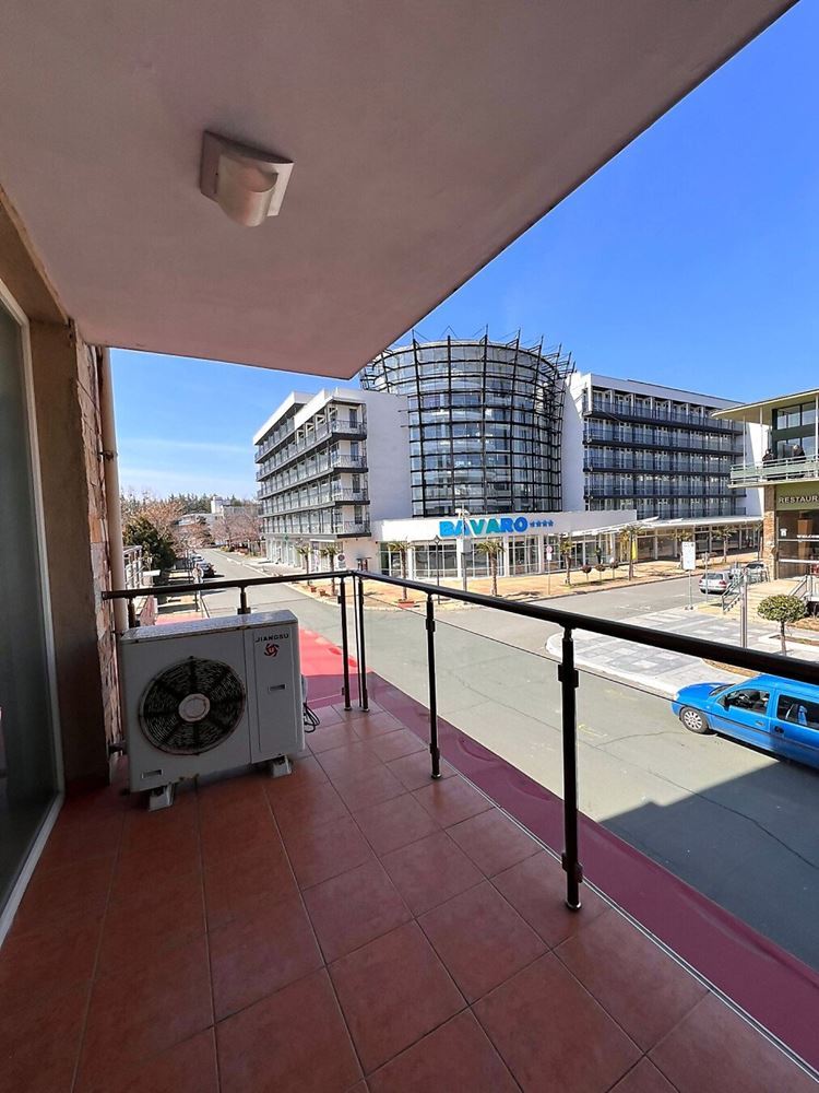 Przestronny apartament dwupokojowy 50 metrów od plaży w Słonecznym Brzegu – doskonała lokalizacja i komfort w zamkniętym kompleksie