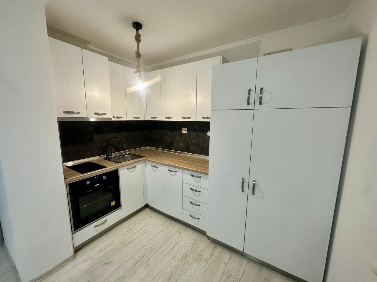 Przestronne studio na parterze z tarasem i możliwością przerobienia na mieszkanie z jedną sypialnią – tylko 300 m od morza