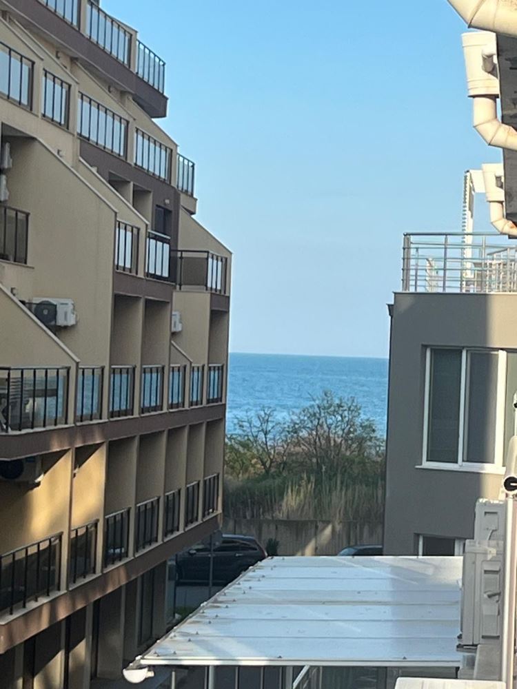 Przestronny apartament z dwiema sypialniami, panoramicznym tarasem i widokiem na morze w sercu Pomorie