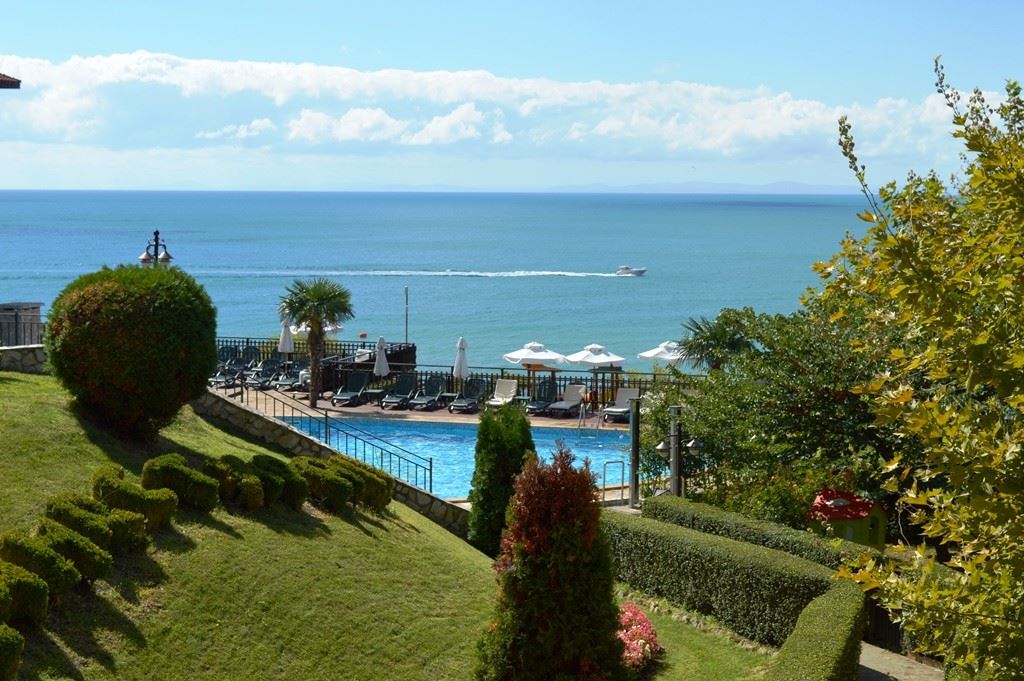 Luksus na pierwszej linii – stylowe mieszkanie z werandą, prywatnym ogrodem i widokiem na morze w Świętym Własie