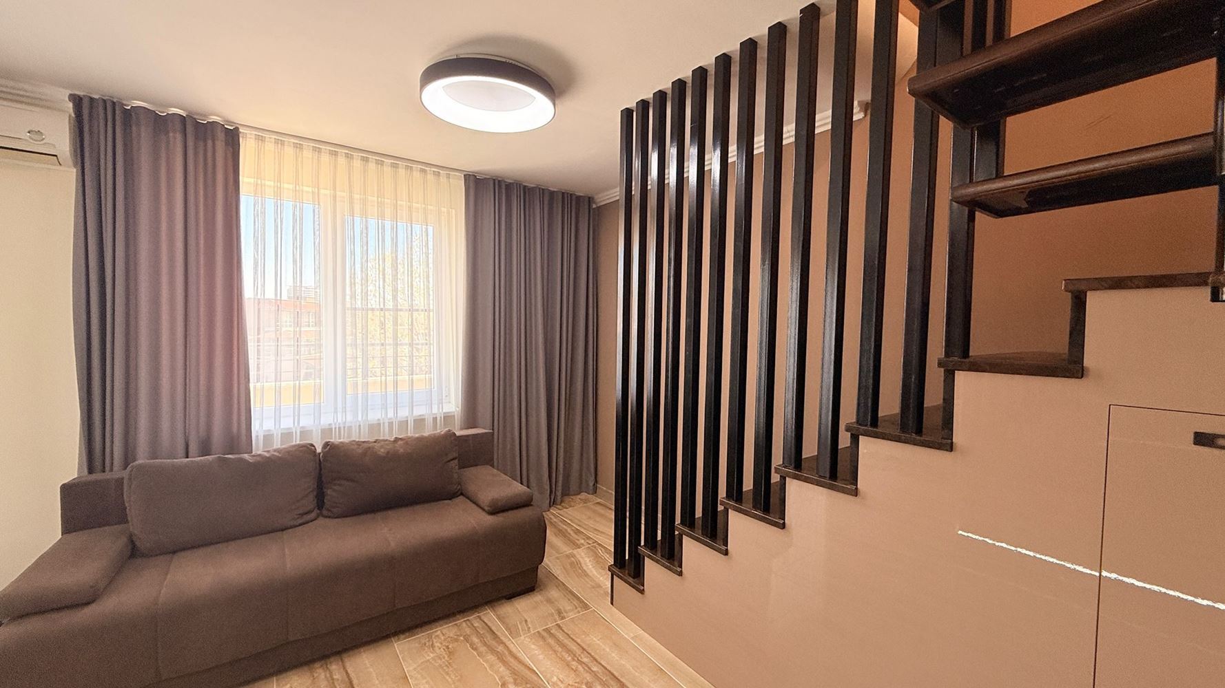 Luksusowy apartament dwupoziomowy z trzema sypialniami w sercu Słonecznego Brzegu – przestrzeń, styl i komfort na dwóch poziomach