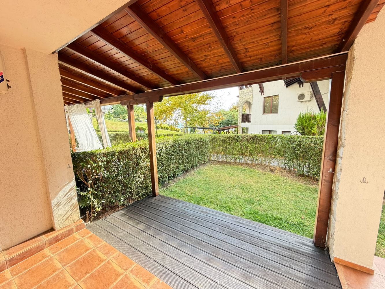 Apartament w pierwszej linii brzegowej z bezpośrednim dostępem do plaży w Sveti Vlas – prywatny ogródek przy apartamencie