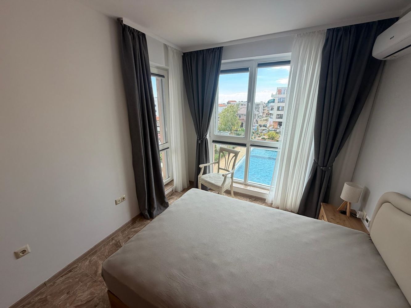 Apartament z 2 sypialniami w nowoczesnym kompleksie z pięknym otoczeniem zieleni w Rawdzie