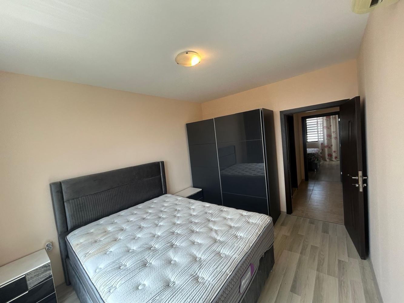Przestronny apartament z dwiema sypialniami i prywatnym ogrodem w Nesebyrze – komfort, spokój i doskonale utrzymany teren