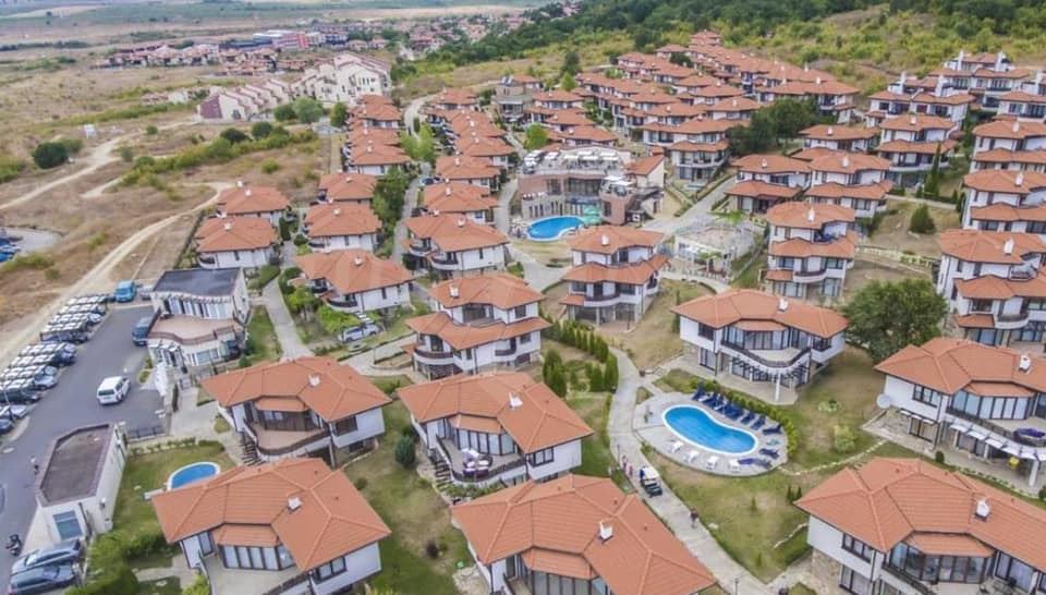 Odnowione mieszkanie dwupokojowe z panoramicznym widokiem w nowoczesnym kompleksie blisko Słonecznego Brzegu