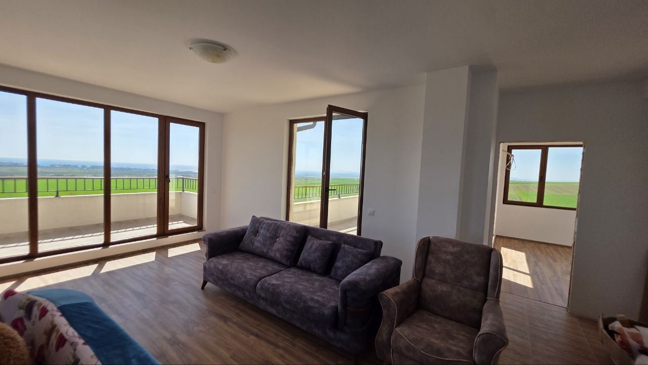 Przestronny apartament z widokiem na morze w Acheloi – cisza, zieleń i luksusowe udogodnienia