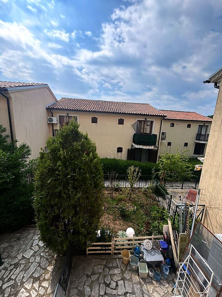 Jasny apartament z jedną sypialnią, dużym tarasem i widokiem na zieleń w Elenite