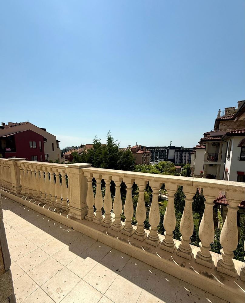 Luksusowy apartament typu mezonet z przestronną werandą i widokiem na basen w Świętym Własie
