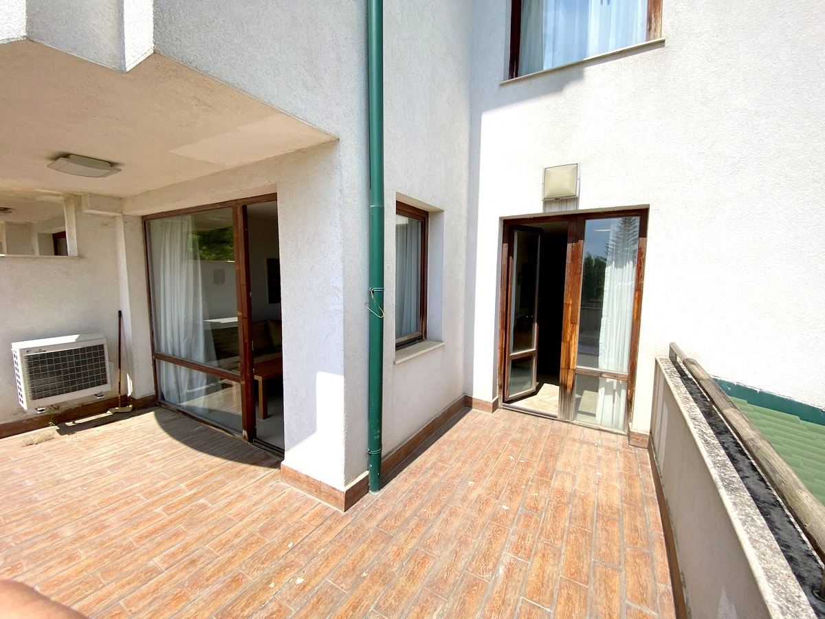 Mieszkanie dwupokojowe (z jedną sypialnią) w pierwszej linii morza w Ravda – luksus, natura i widok na basen