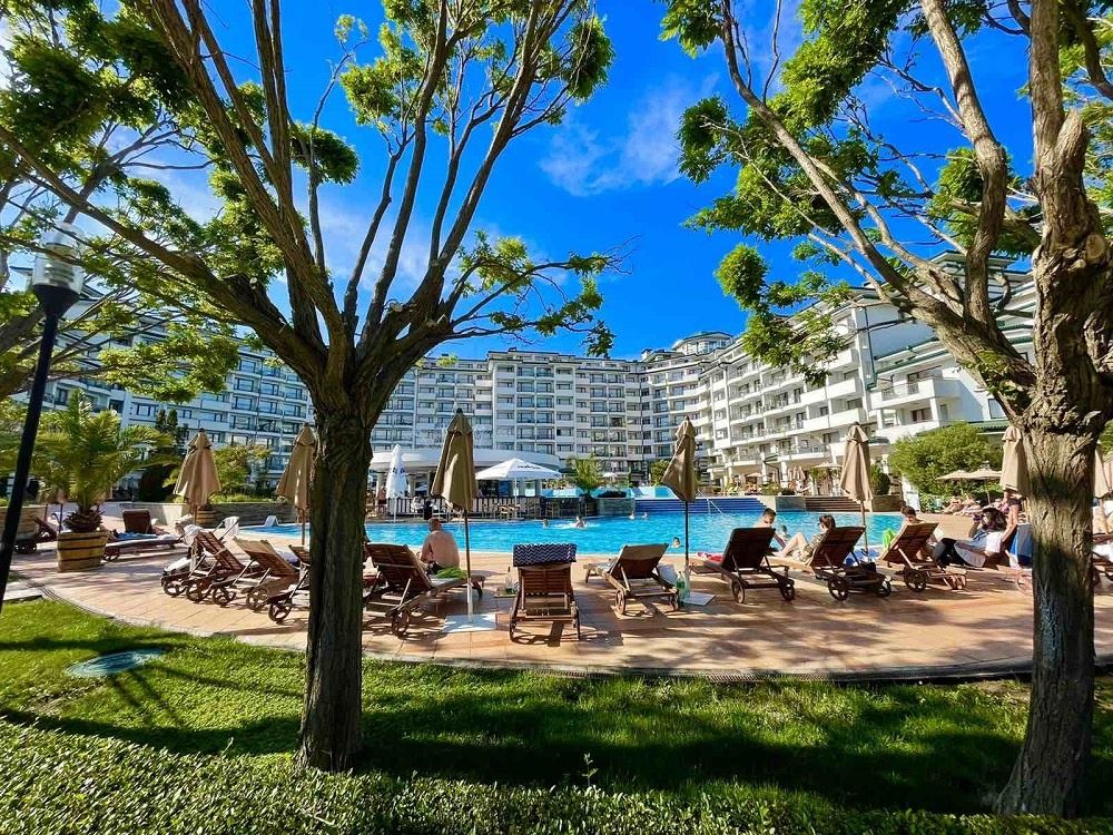 Wysoki standard i różnorodne udogodnienia – Doskonałe dwupokojowe mieszkanie w luksusowym kompleksie przy plaży w Ravda