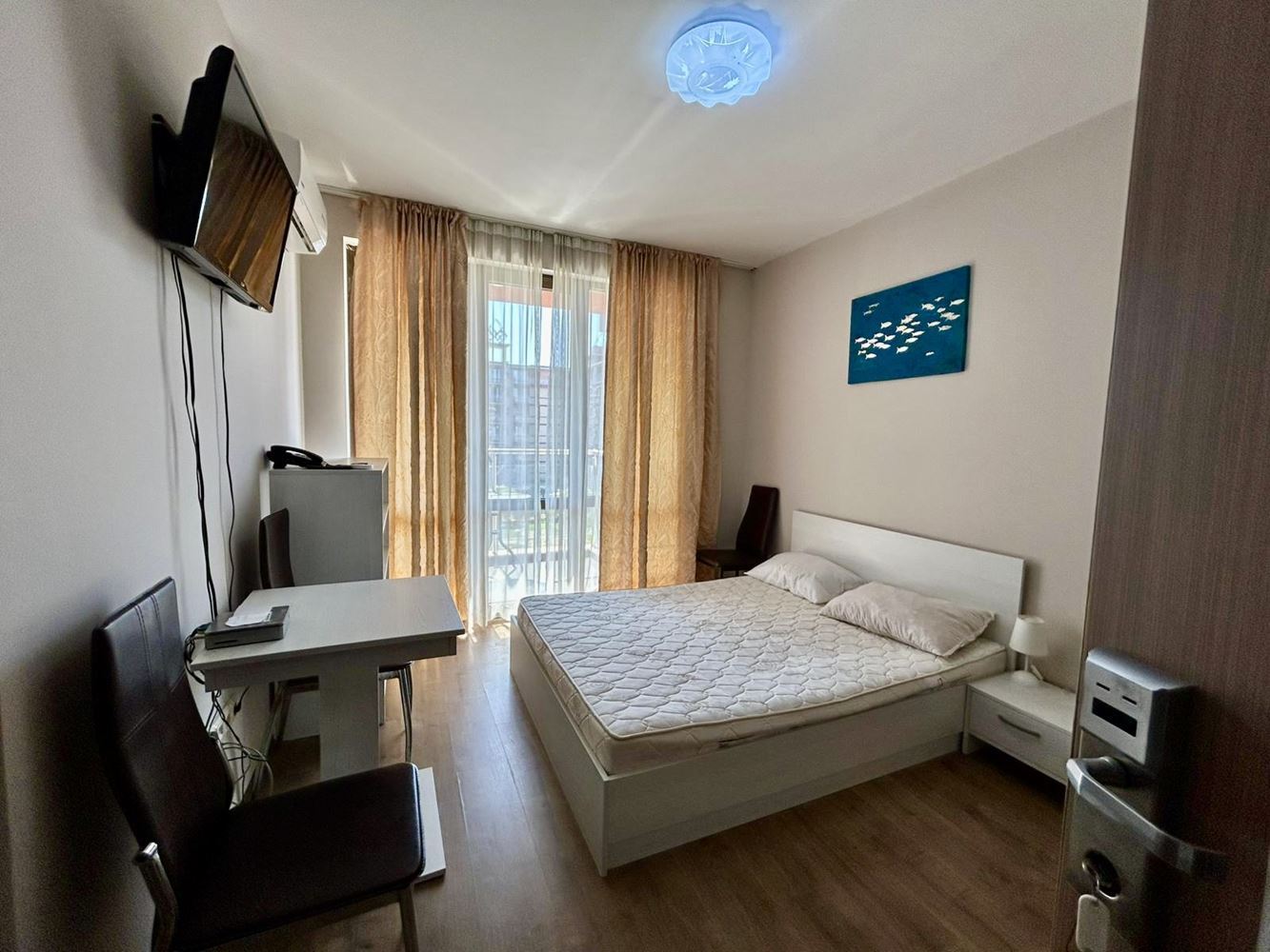 Jasne i przytulne studio z widokiem na piękną wewnętrzną część kompleksu – komfort i spokój w nowoczesnym kompleksie