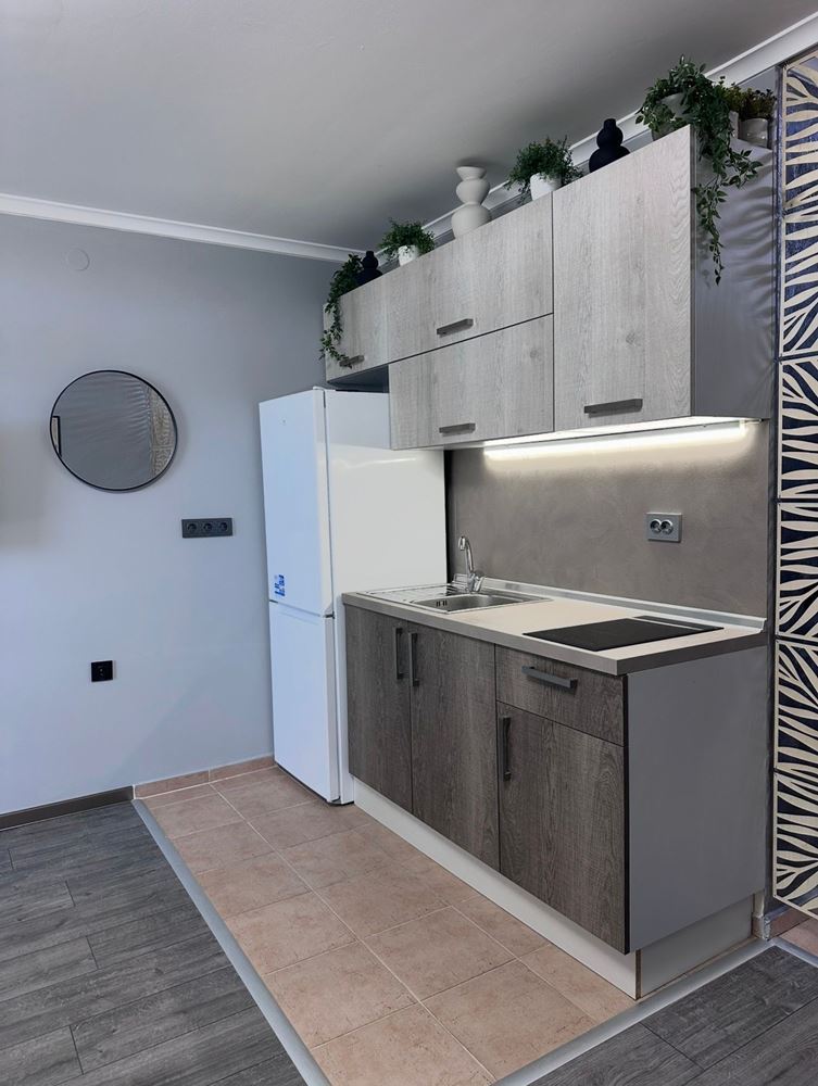 Dwupokojowe mieszkanie z częściowym widokiem na morze w Sveti Vlas – umeblowane, po remoncie, w luksusowym kompleksie zamkniętym