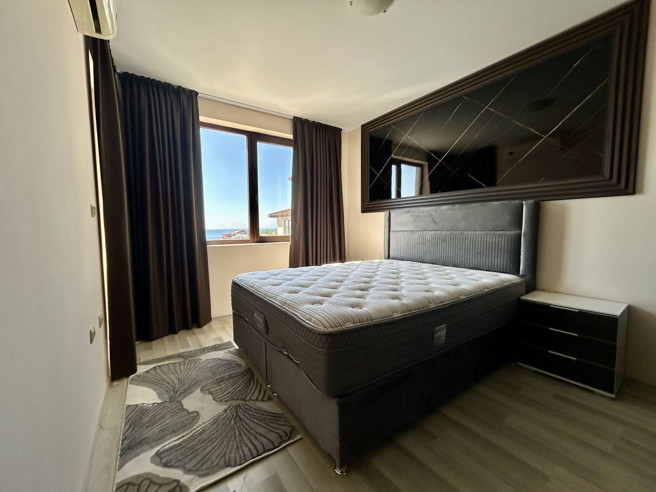 Przestronne apartament z dwiema sypialniami imponującą panoramą morską w kompleksie w Nesebyrze