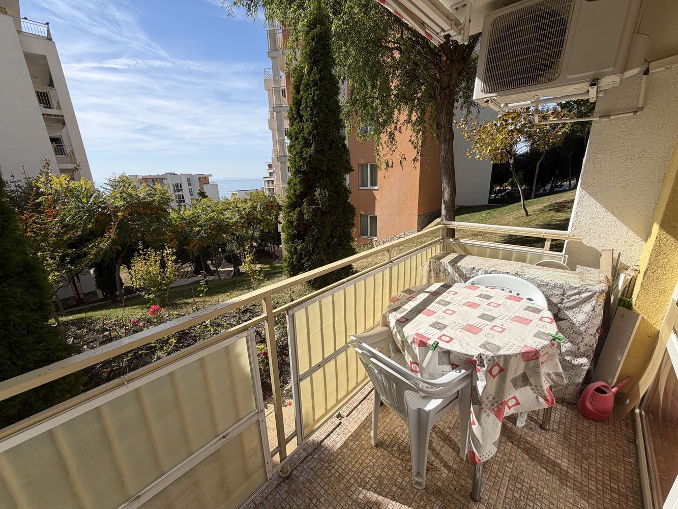 Apartament z jedną sypialnią, przestronnym tarasem i widokiem na morze w Sveti Vlas – 300 metrów od plaży