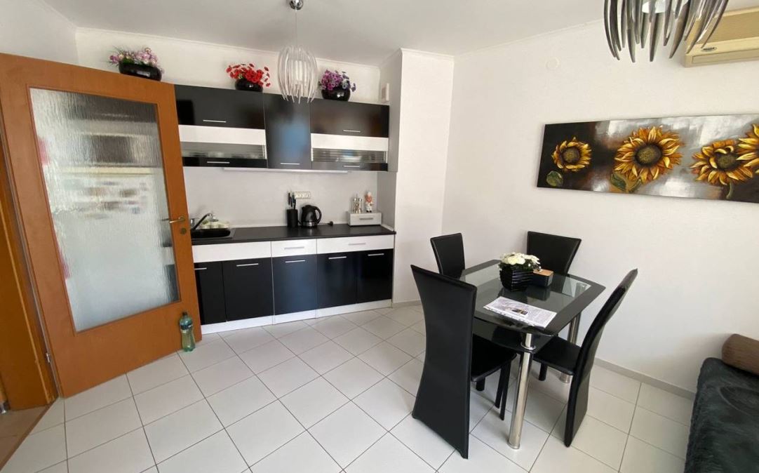 Apartament z dwiema sypialniami z widokiem na morze na pierwszej linii w Elenite – komfort, natura i spokój