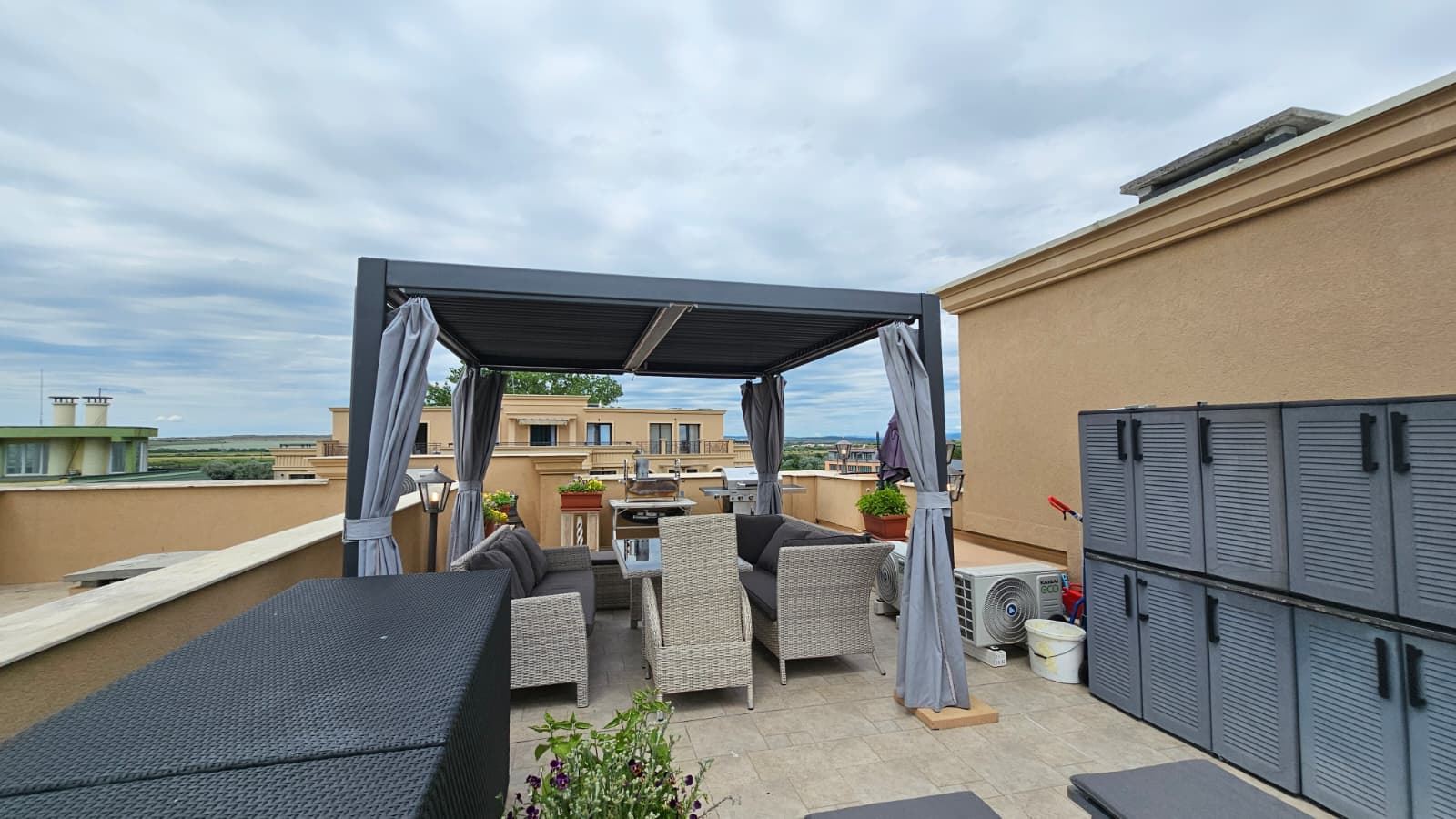 Przestronny penthouse z panoramicznym tarasem i sauną w nowoczesnym kompleksie mieszkaniowym w Słoneczny Brzeg