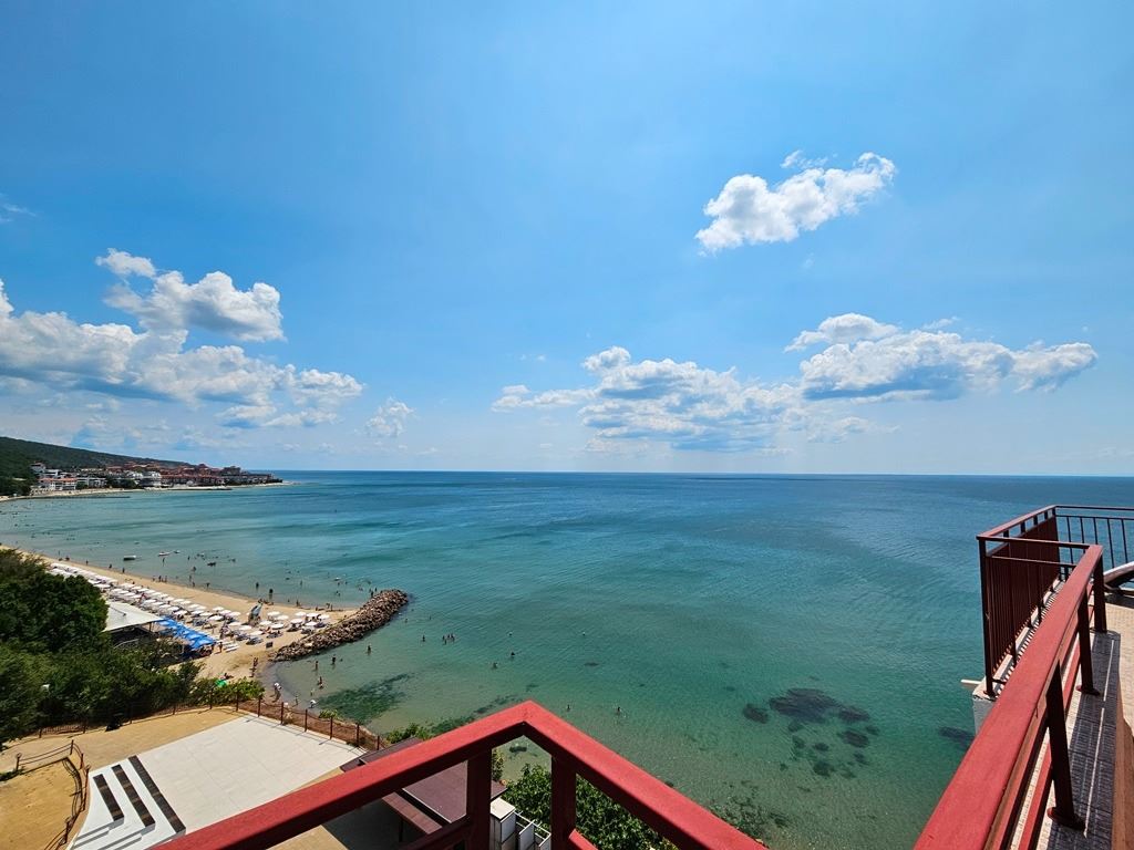 Luksusowy apartament panoramiczny na pierwszej linii morza z dwiema sypialniami i ogromnym tarasem