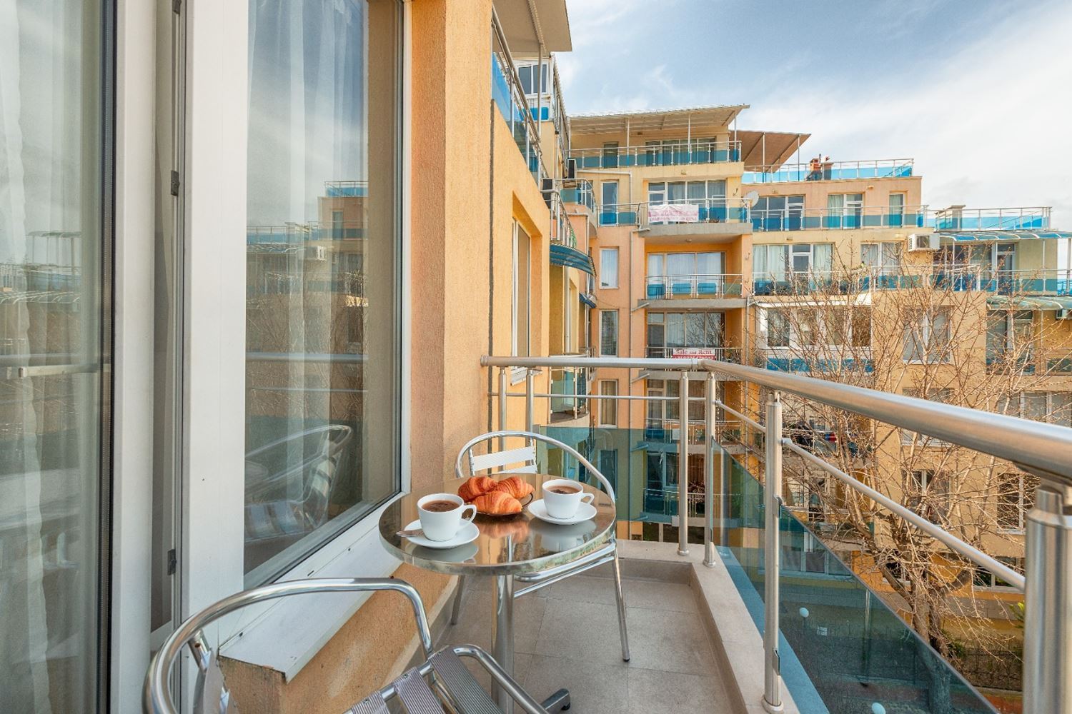 Słoneczne i przestronne studio z widokiem na morze w Rawdzie – 100 m od plaży, w zadbanym kompleksie z basenem i zielenią