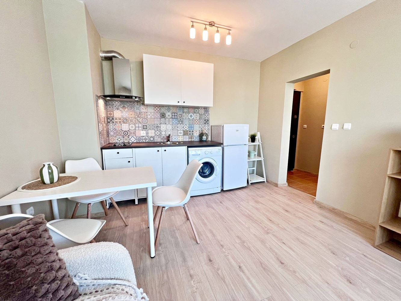 Stylowe mieszkanie z jedną sypialnią z niską opłatą za utrzymanie w doskonałym kompleksie w Słonecznym Brzegu – gotowe do zamieszkania lub inwestycji