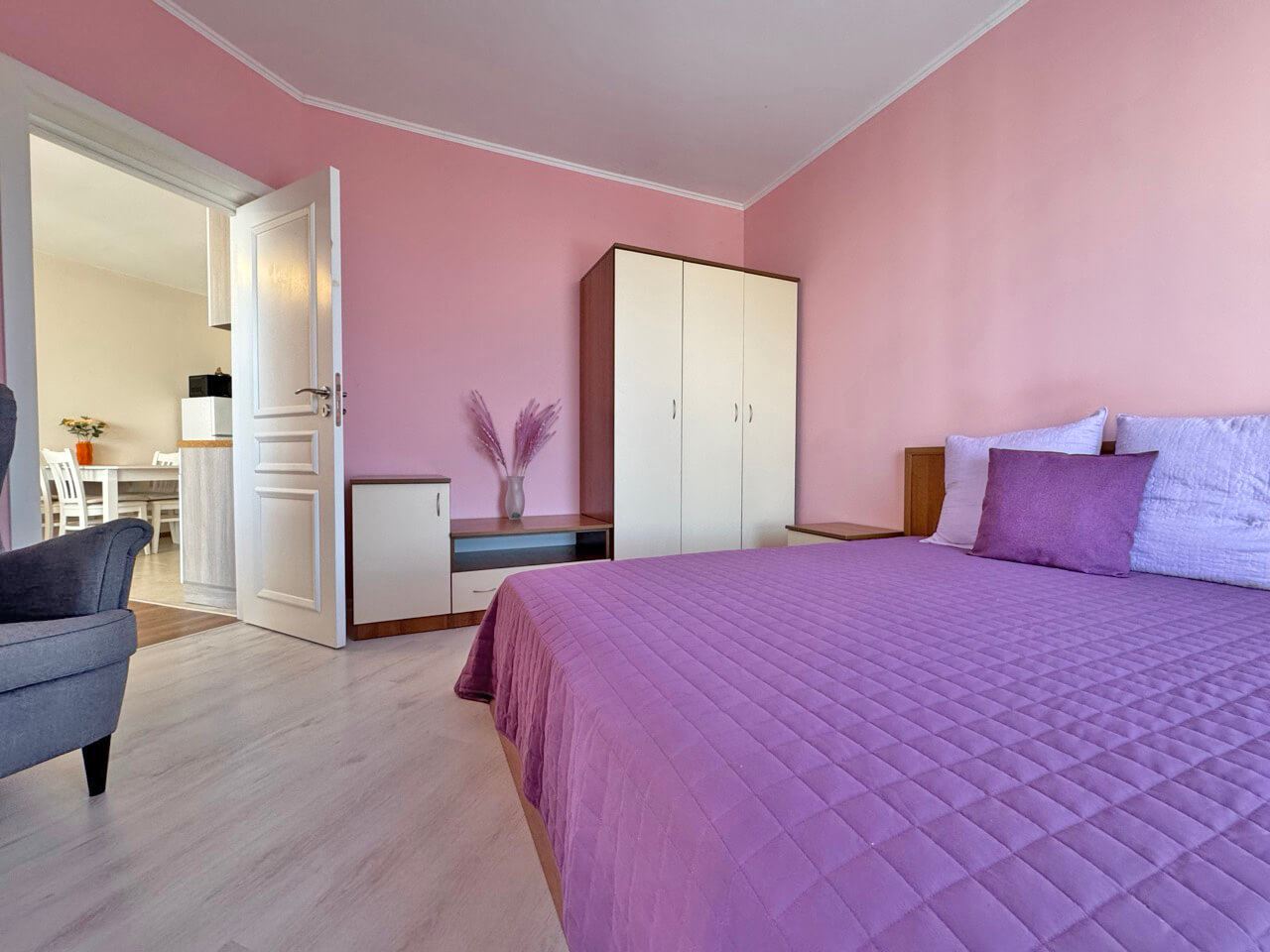 Apartament z jedną sypialnią i widokiem na basen – przytulność, zieleń i komfort na terenie zamkniętego kompleksu