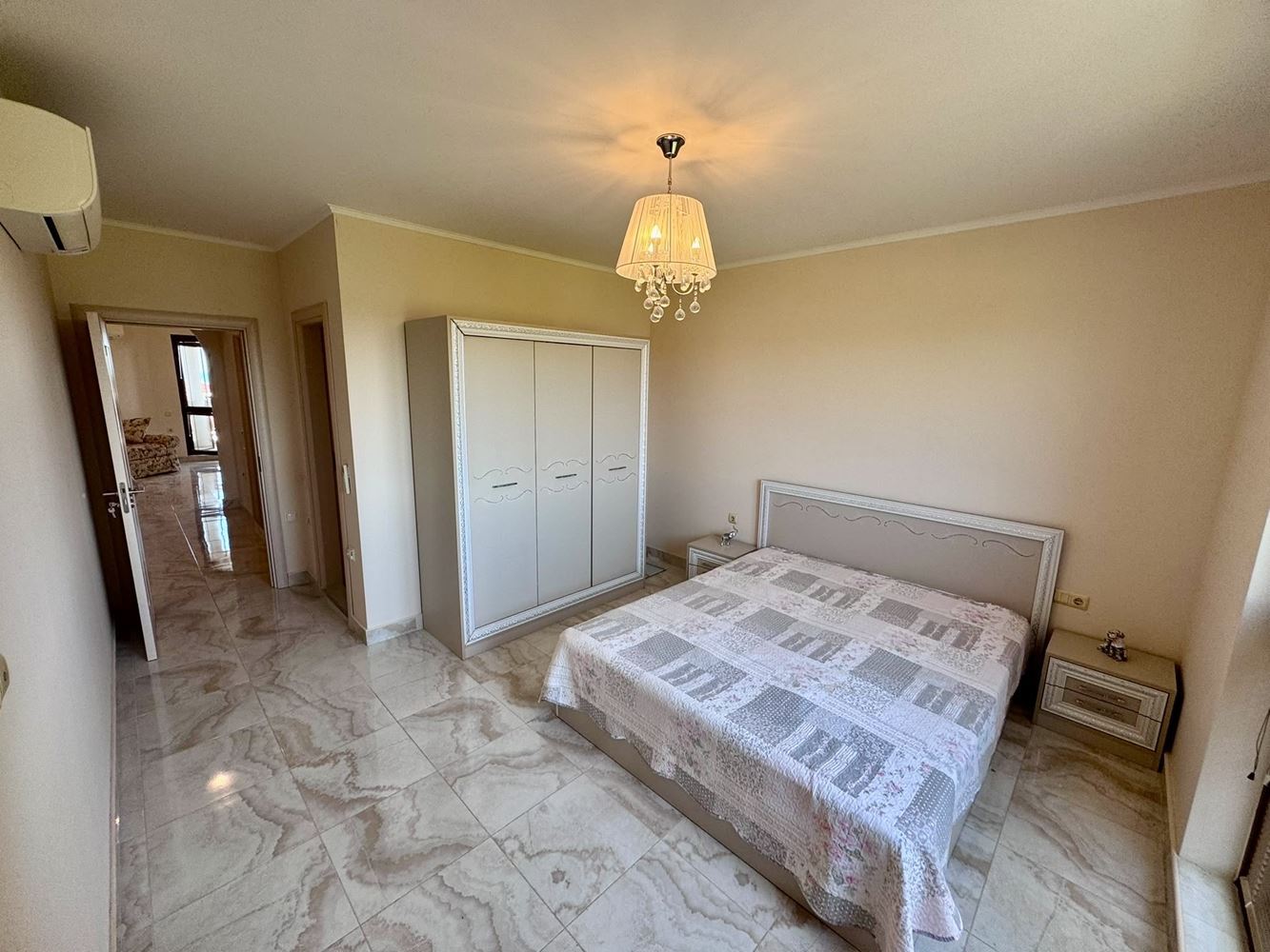 Przestronny trzypokojowy apartament z panoramicznym widokiem na morze w prestiżowym kompleksie w Nesebyrze – komfort, przestrzeń i imponujące widoki