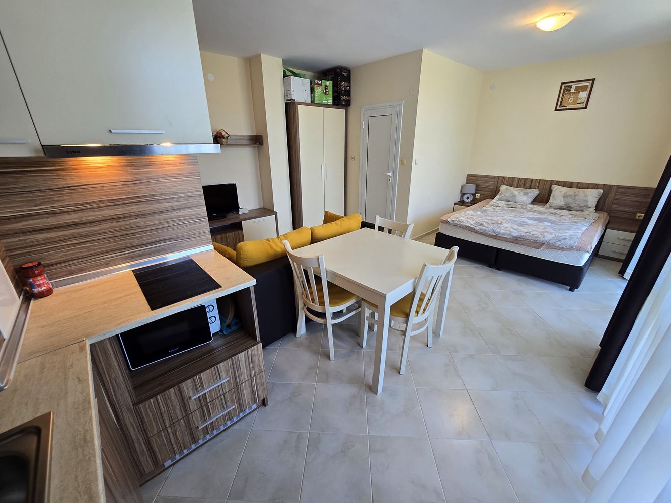 Słoneczny Brzeg – przestronne studio z doskonałym potencjałem do przebudowy na mały apartament z jedną sypialnią