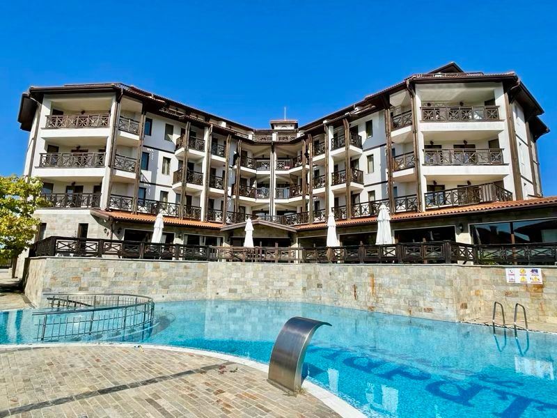 Przestronne w pełni umeblowane studio z widokiem na basen w Słonecznym Brzegu – komfort, spokój i doskonała inwestycja