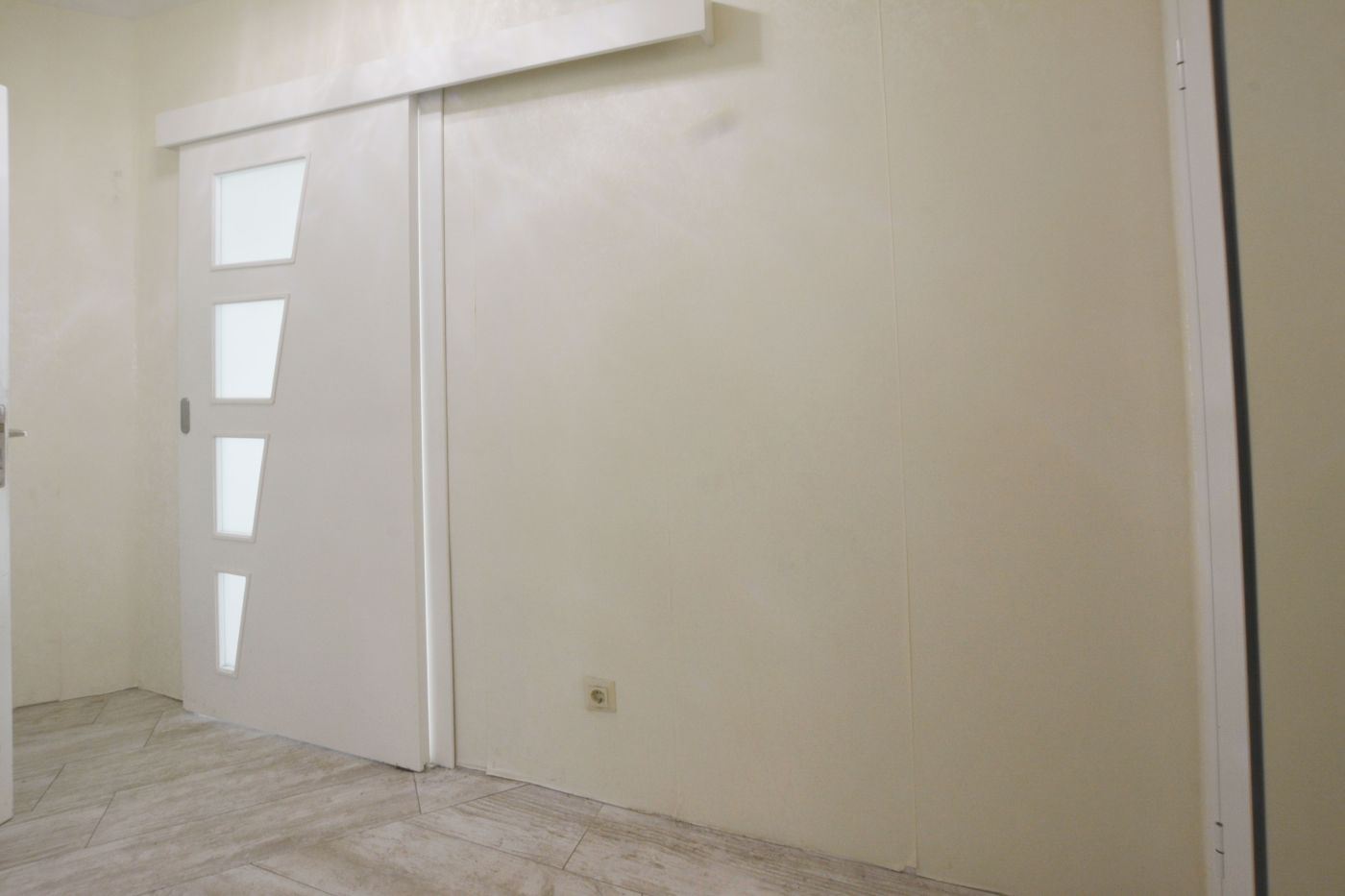 Luksusowy apartament trzypokojowy z widokiem na morze na pierwszej linii w Rawdzie – 114 m², dwa tarasy i pełen komfort