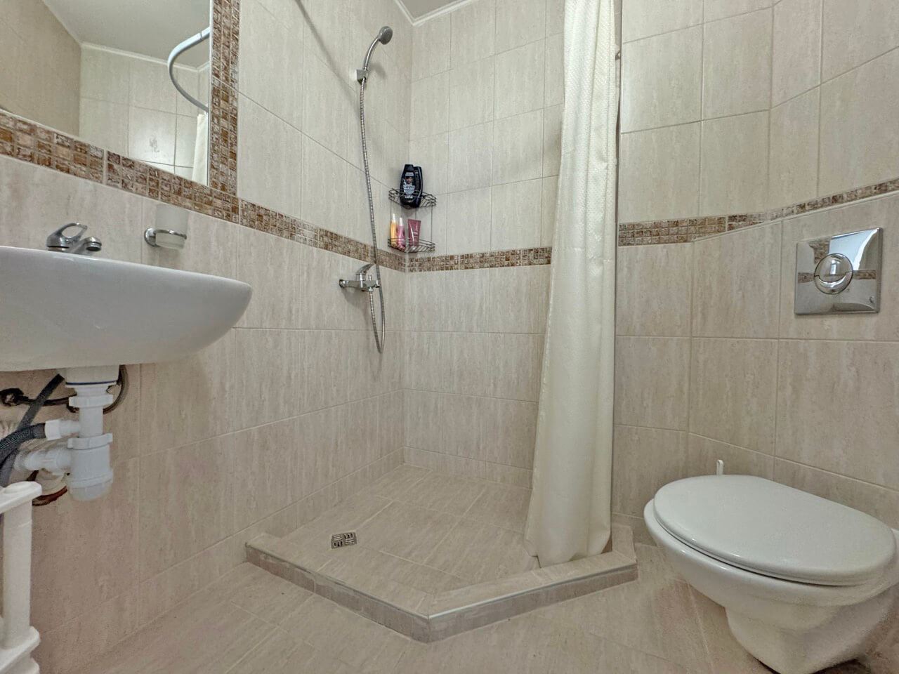 Apartament z jedną sypialnią i widokiem na basen – przytulność, zieleń i komfort na terenie zamkniętego kompleksu