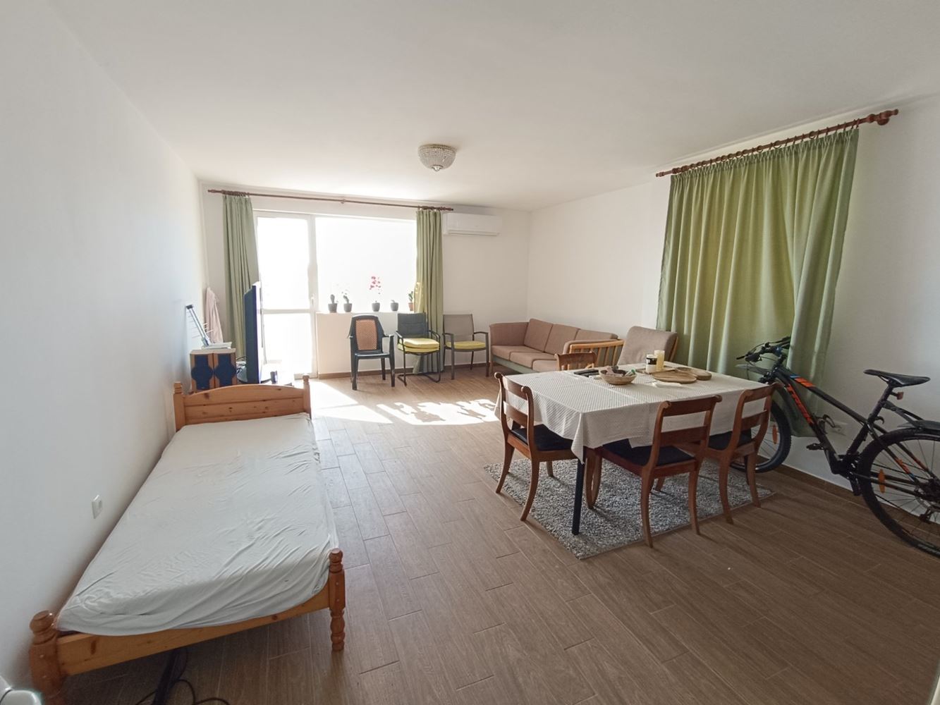 Apartament z dwiema sypialniami i widokiem na morze bez opłaty eksploatacyjnej w Swetim Własie