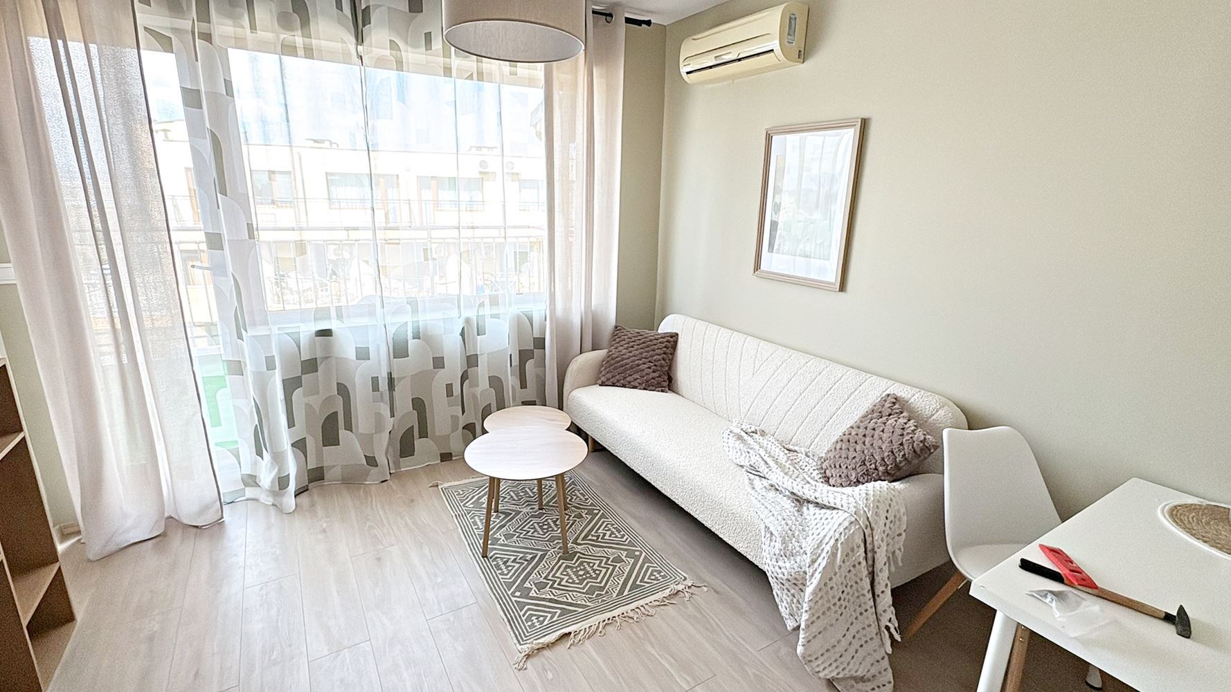 Stylowe mieszkanie z jedną sypialnią z niską opłatą za utrzymanie w doskonałym kompleksie w Słonecznym Brzegu – gotowe do zamieszkania lub inwestycji