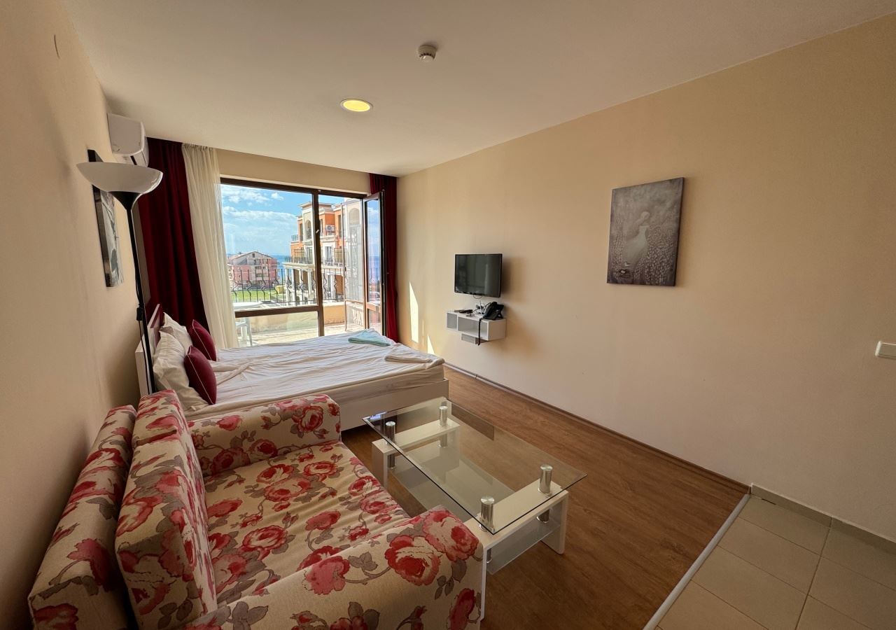 Studio w pierwszej linii brzegowej z widokiem na morze w luksusowym kompleksie – w pełni umeblowane i gotowe do użytku