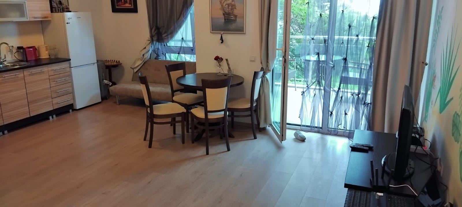 Przestronne studio z widokiem na basen w spokojnym kompleksie w Sveti Vlas – komfort i wygoda nad morzem