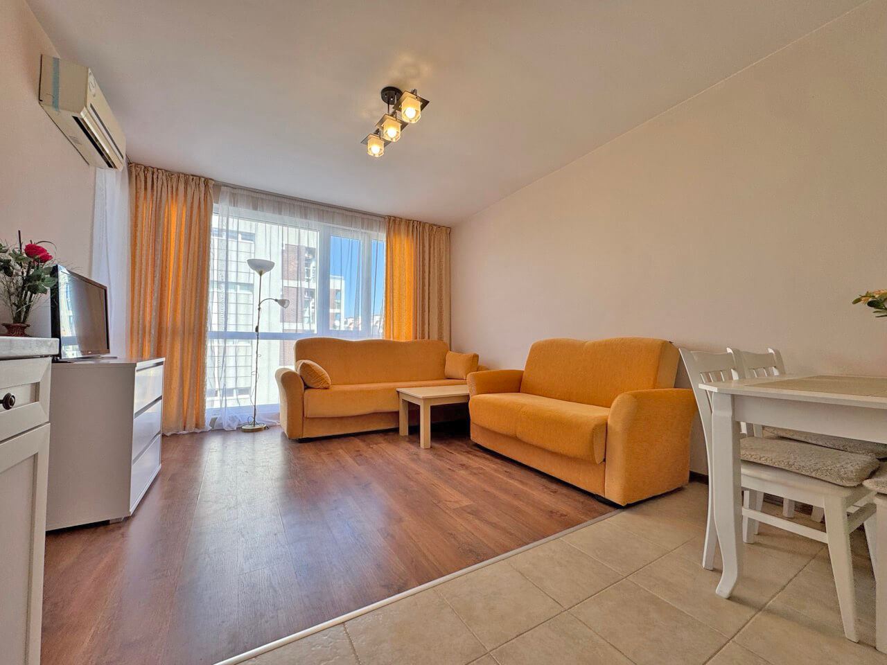 Apartament z jedną sypialnią i widokiem na basen – przytulność, zieleń i komfort na terenie zamkniętego kompleksu