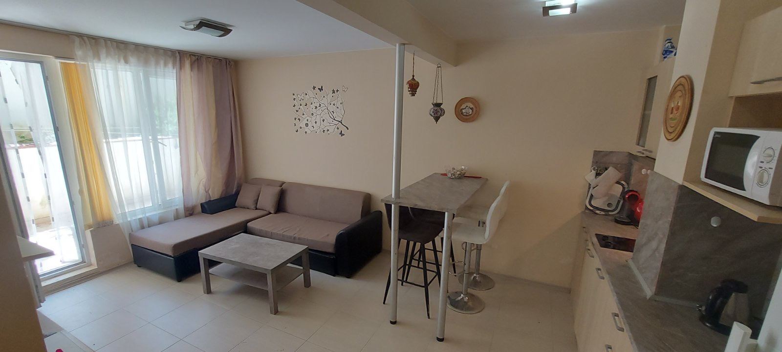 Przytulny apartament nad morzem z przestronnym tarasem i niską opłatą za utrzymanie między Słonecznym Brzegiem a Sveti Vlas