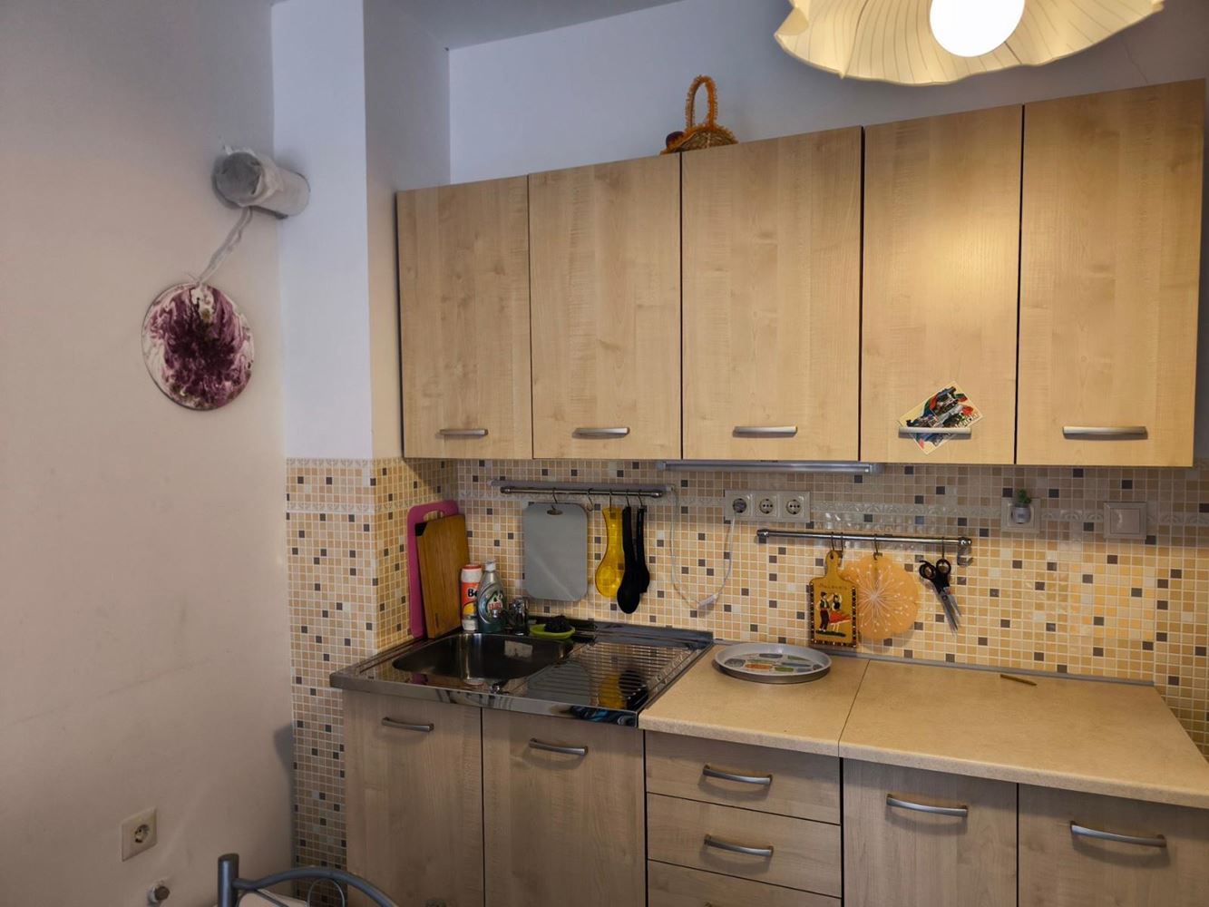 Przestronne i jasne studio w Pomorie – centralna lokalizacja, niskie koszty i doskonała inwestycja
