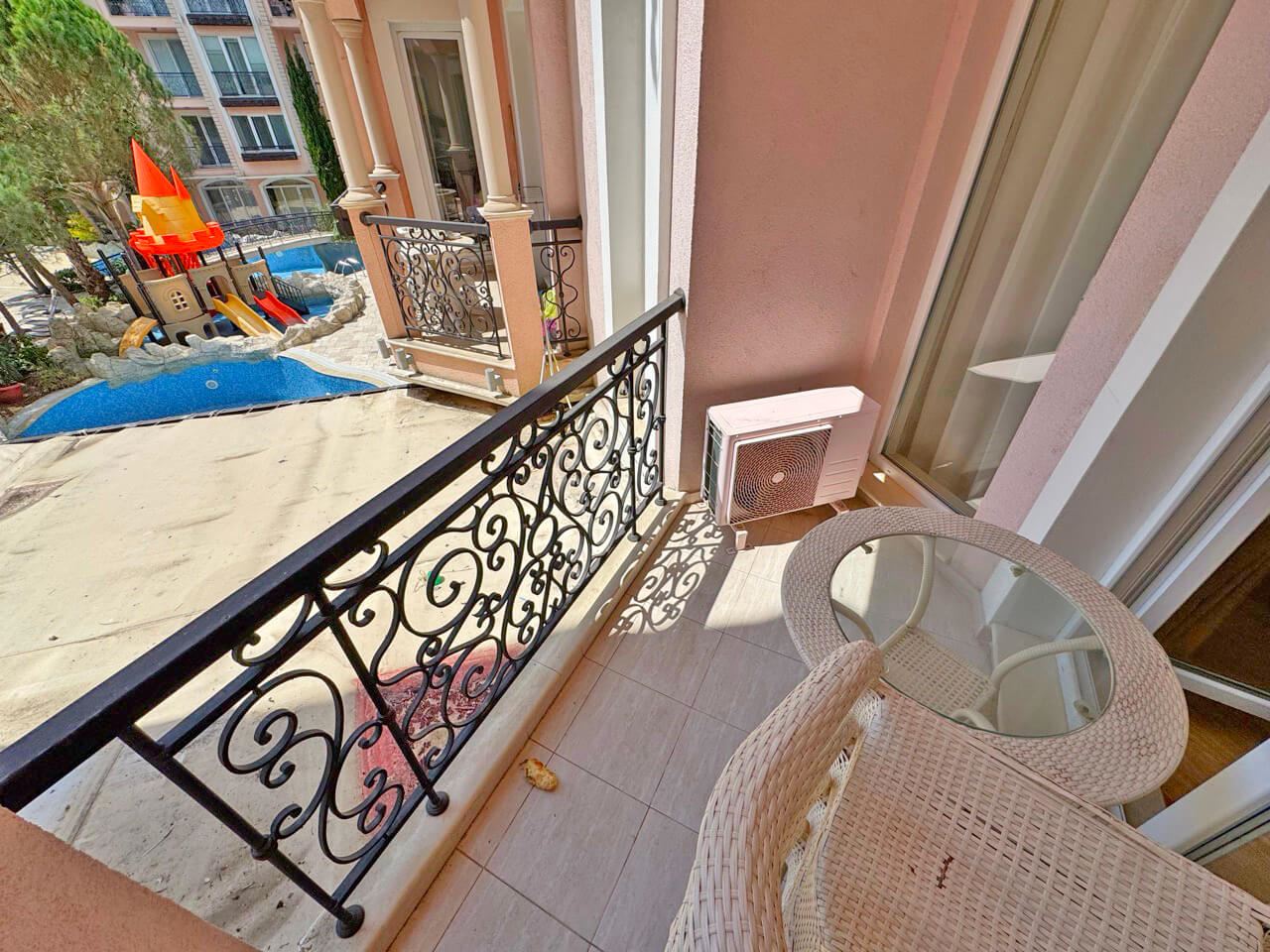 Elegancki apartament z jedną sypialnią z widokiem na basen w luksusowym kompleksie w Słonecznym Brzegu