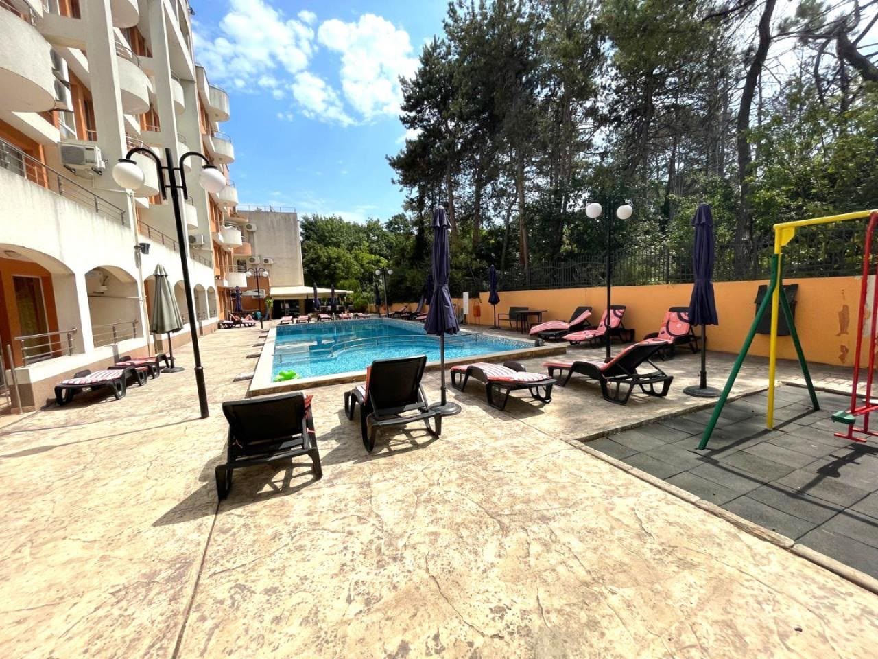 Duży apartament z jedną sypialnią 100 metrów od plaży w Pomorie z bezpośrednim dostępem do basenu