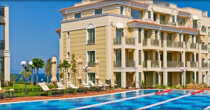 Apartament w pierwszej linii brzegowej z widokiem na morze – w pełni umeblowana nieruchomość w kompleksie w stylu śródziemnomorskim