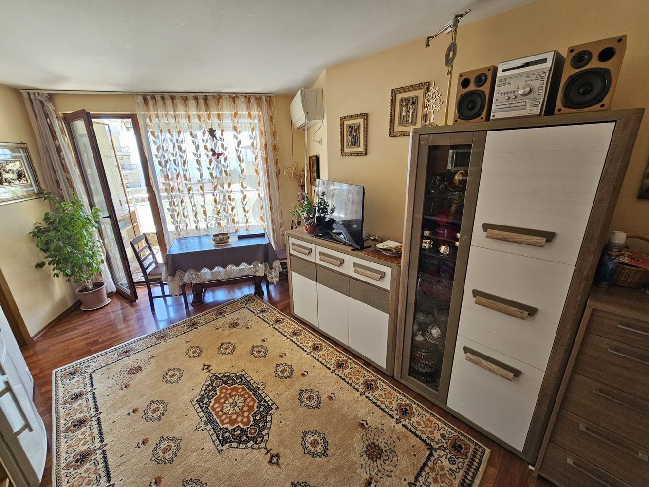 Mieszkanie z jedną sypialnią z widokiem na morze w Świętym Własie – prestiż, komfort i lokalizacja 100 m od plaży. Z miejscem parkingowym w kompleksie